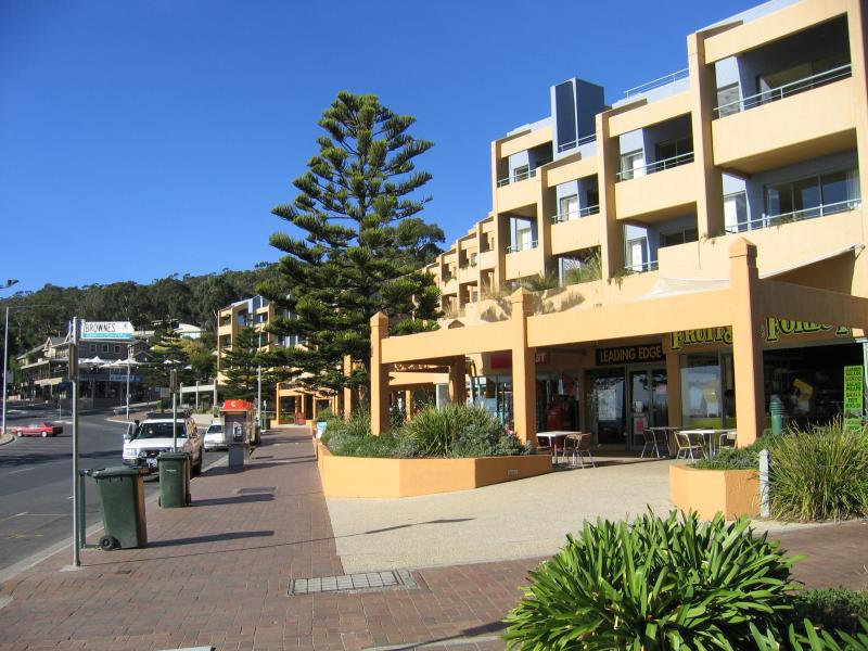 Lorne - Commercial centre and shops, Mountjoy Parade - Shops at front of Cumberland Resort, Mountjoy Pde between William St and Bay St