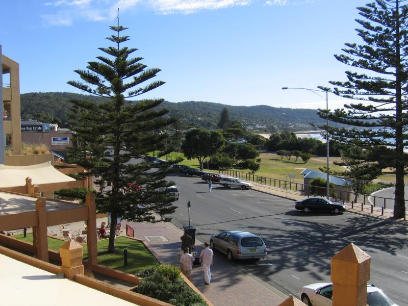 Lorne - Commercial centre and shops, Mountjoy Parade - View north along Mountjoy Pde from Cumberland Resort