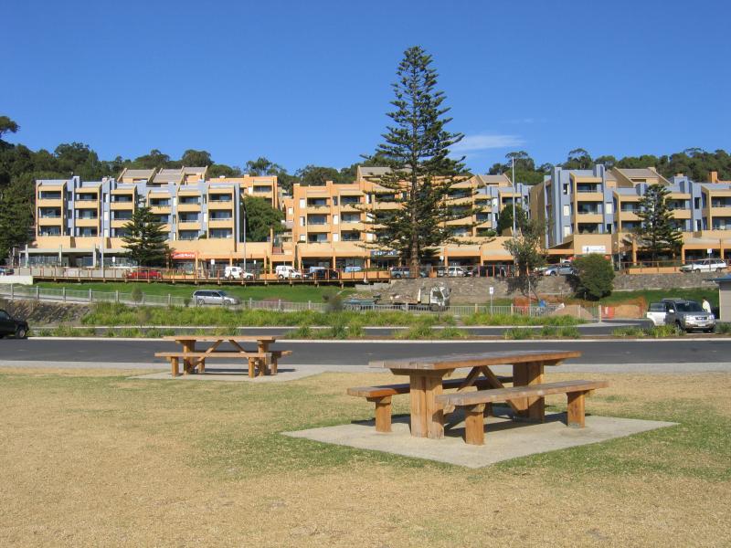 Lorne - Main beach and foreshore area: View towards Cumberland Resort from foreshore