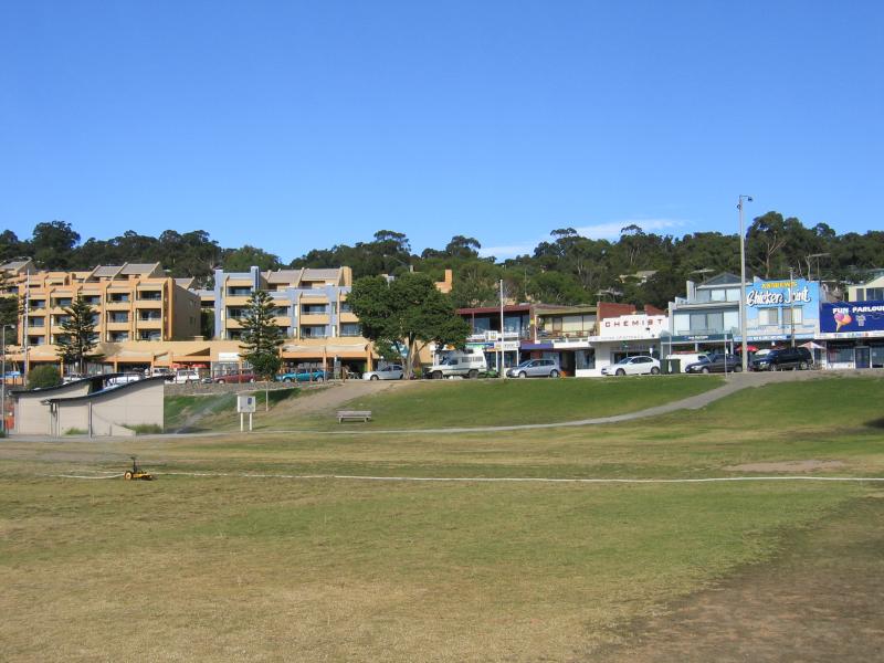 Lorne - Main beach and foreshore area: View from foreshore west to shops along Mountjoy Pde near William St