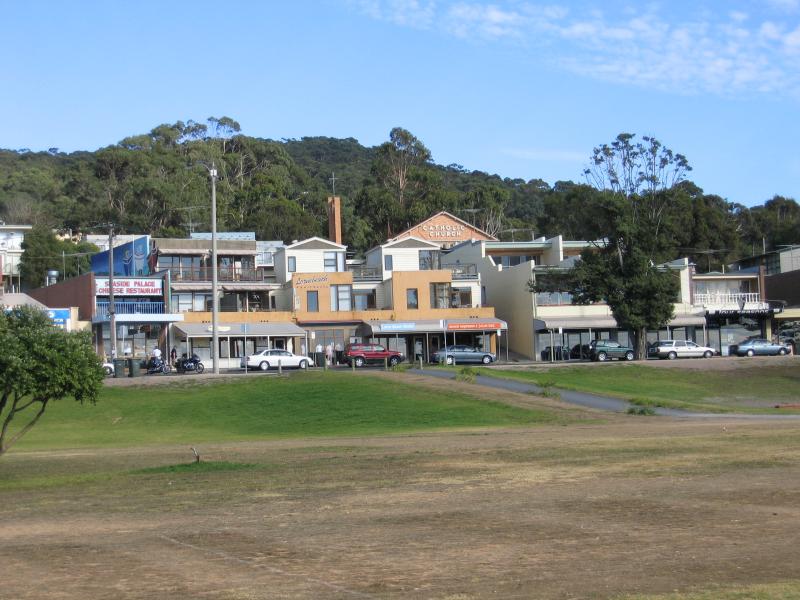 Lorne - Main beach and foreshore area: View from foreshore west to shops along Mountjoy Pde near William St