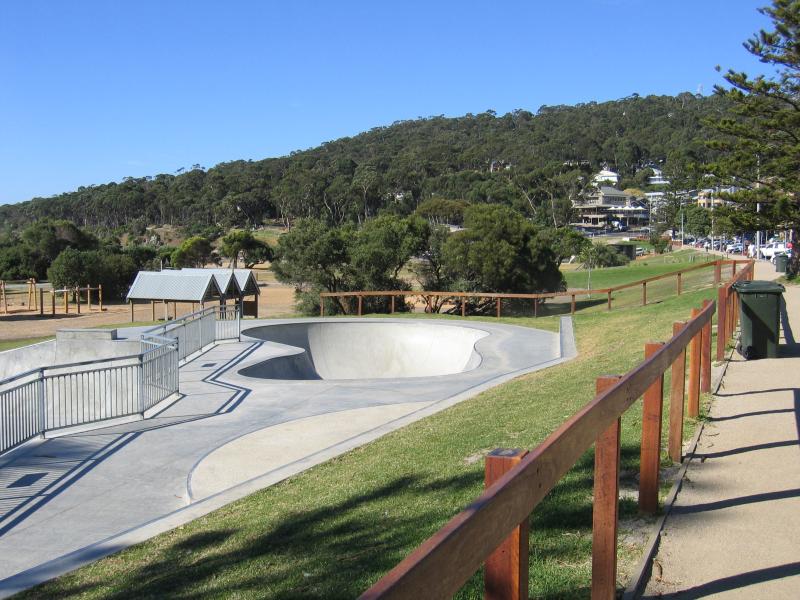 Lorne - Main beach and foreshore area: View south along foreshore between Grove Rd and William St