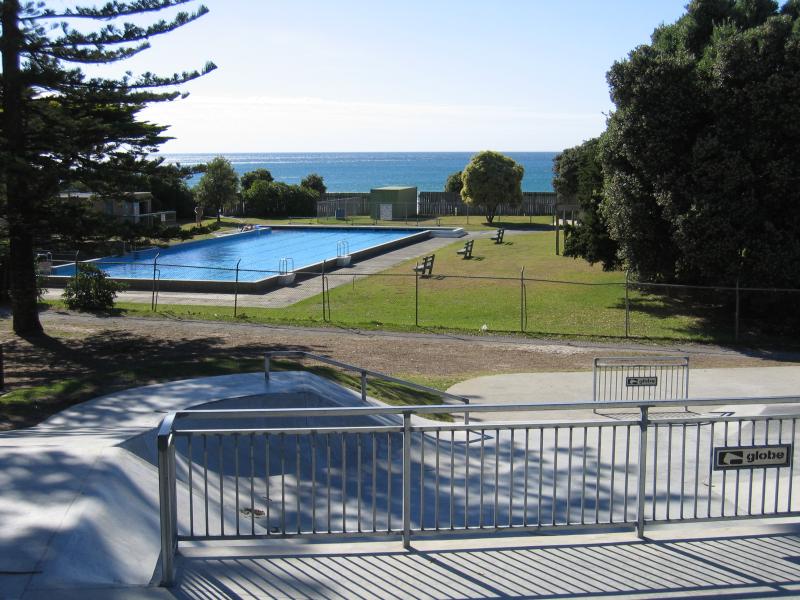 Lorne - Main beach and foreshore area: Pool and skate park on foreshore