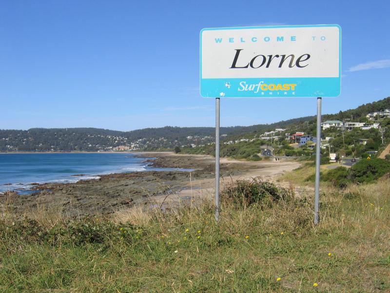Lorne - Coast at northern end of Lorne - Welcome to Lorne sign, Great Ocean Rd north of Hazel St