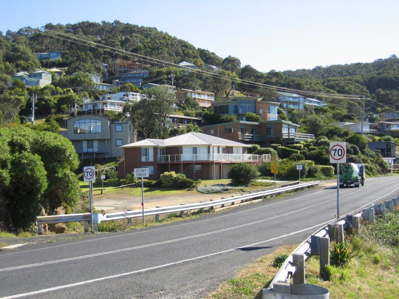 Lorne - Coast at northern end of Lorne: View north along Great Ocean Rd at Stony Creek