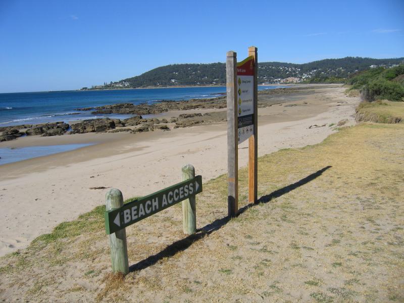 Lorne - Coast at northern end of Lorne: View south along coast, Great Ocean Rd near Hall St