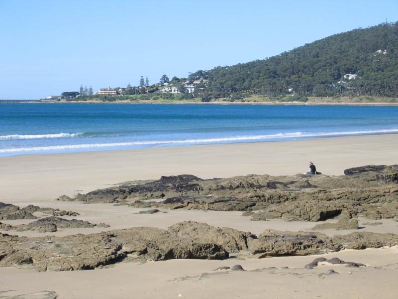Lorne - Coast at northern end of Lorne: View south to Point Grey, Great Ocean Rd near Doble St