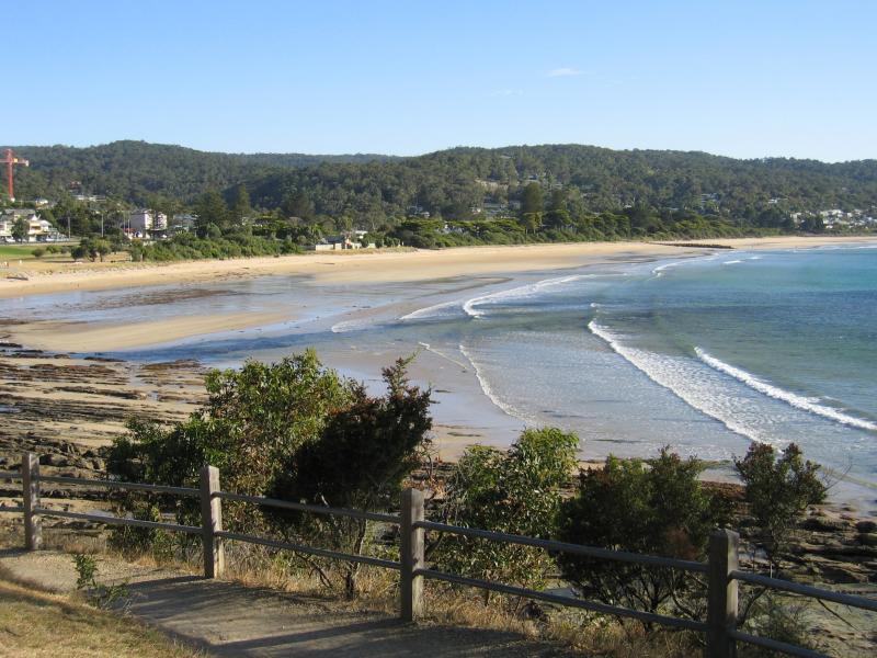 Lorne - Coastal views at southern end of main beach: View north along coast from Great Ocean Rd near Albert St