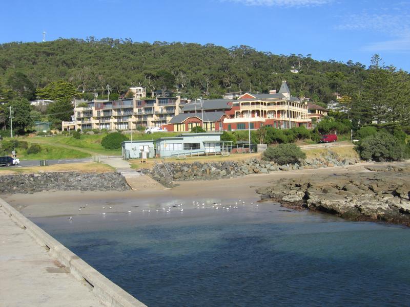 Lorne - Point Grey and jetty: View from jetty back towards coast and Grand Pacific Hotel