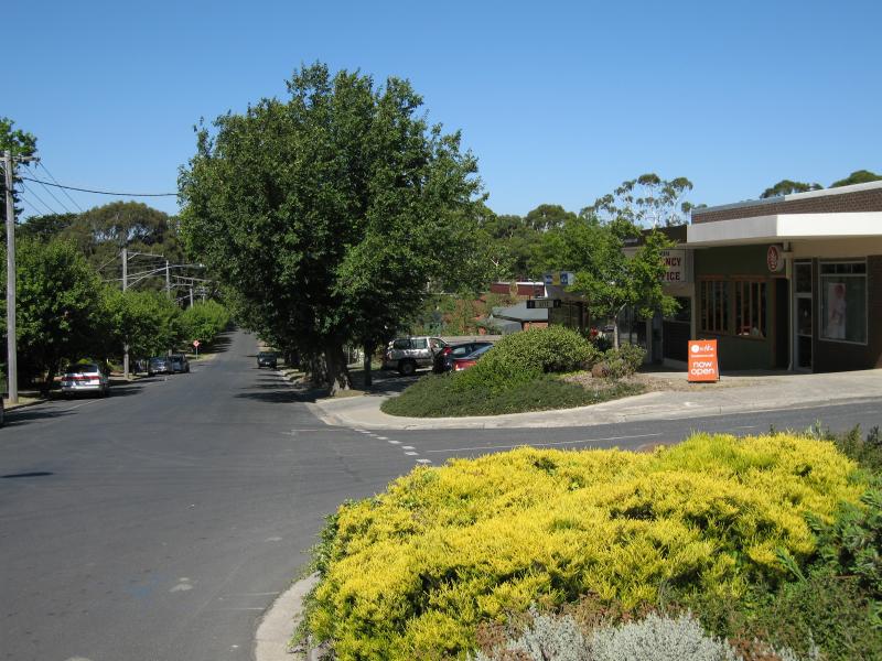 Macedon - Commercial centre and shops, Victoria Street: View east along Victoria St at Margaret St