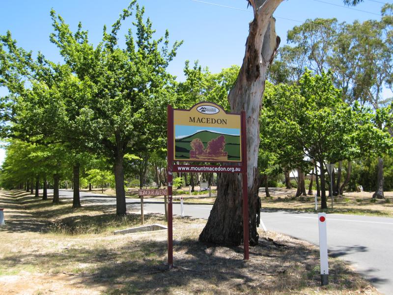 Macedon - Honour Avenue: View west along Honour Av at Mount Macedon Rd