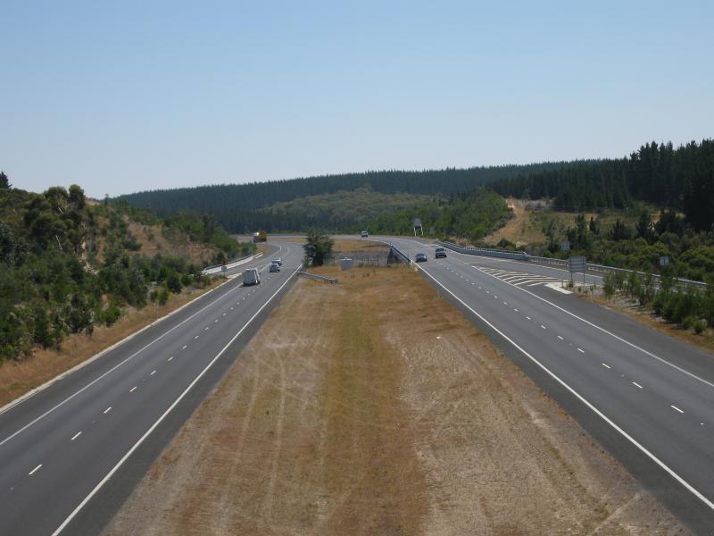 Macedon - Calder Freeway at Macedon: View north along Calder Fwy from Black Forest Dr overpass