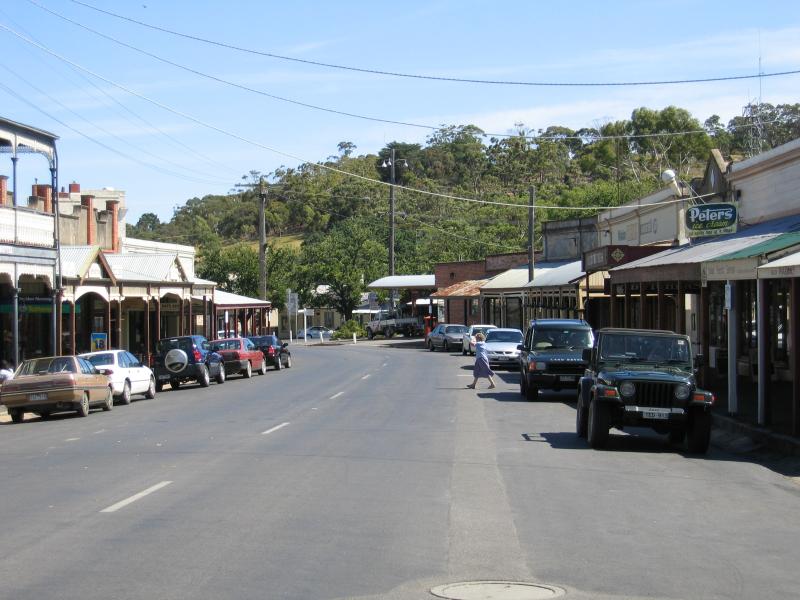 Maldon - Shops and commercial centre, High Street and Main Street: View south along Main St between Templeton St and High St