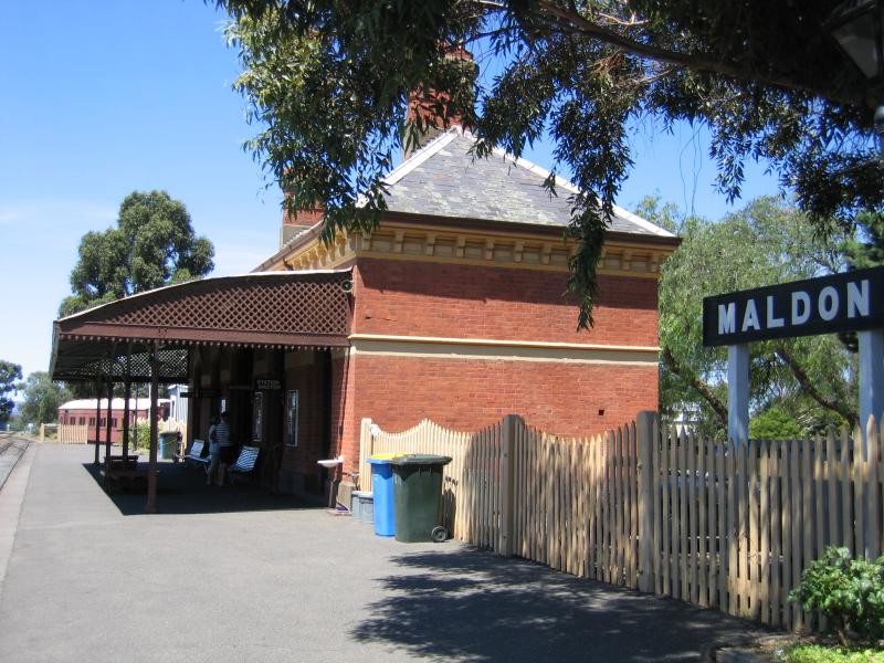 Maldon - Victorian Goldfields Railway, Hornsby Street: View east along platform