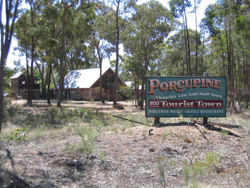 Maldon - Porcupine Township: Sign on corner of Allans Road and Bendigo-Maldon Road