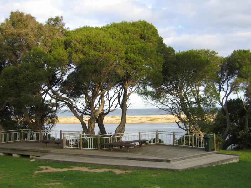 Mallacoota - Recreation Reserve, south of Allan Drive: Seats and viewing platforms above beach