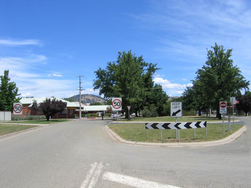 Mansfield - Commercial centre and shops: View south along Highett St towards Baldry St