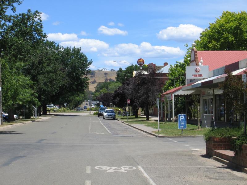 Mansfield - Commercial centre and shops: View south along Highett St at Early St