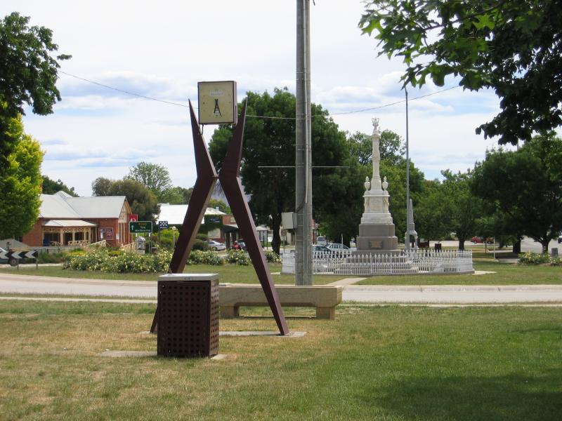 Mansfield - Commercial centre and shops: View west along High St towards roundabout at Highett St