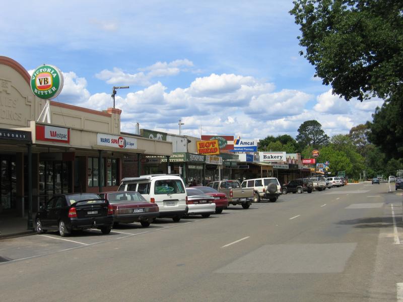 Mansfield - Commercial centre and shops: View east along High St between Highett St and Baldry St