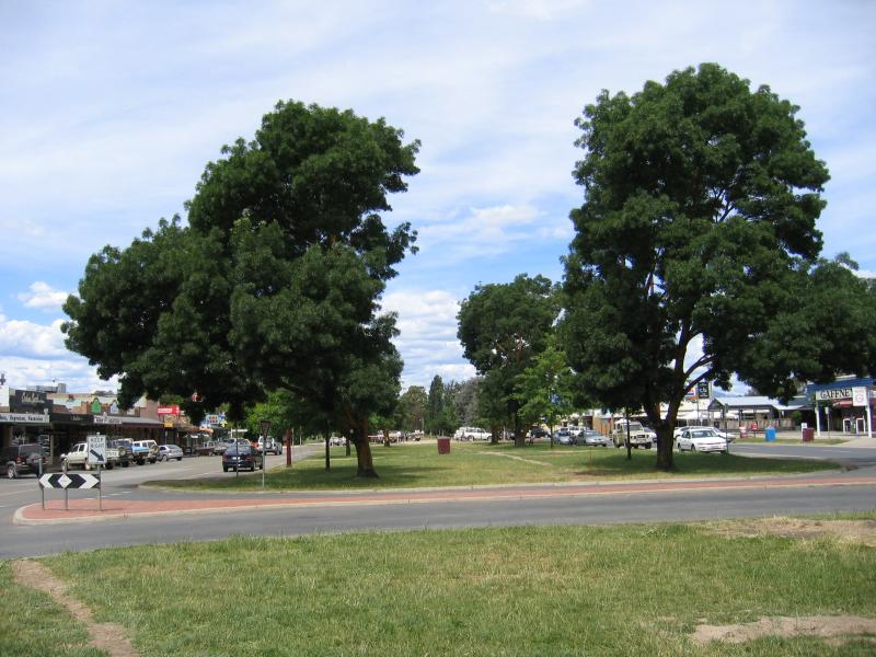 Mansfield - Commercial centre and shops: View east along High St between Highett St and Baldry St