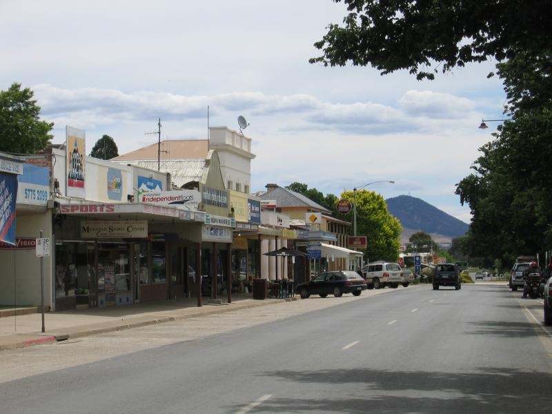 Mansfield - Commercial centre and shops: View west along High St between Collopy St and Highett St