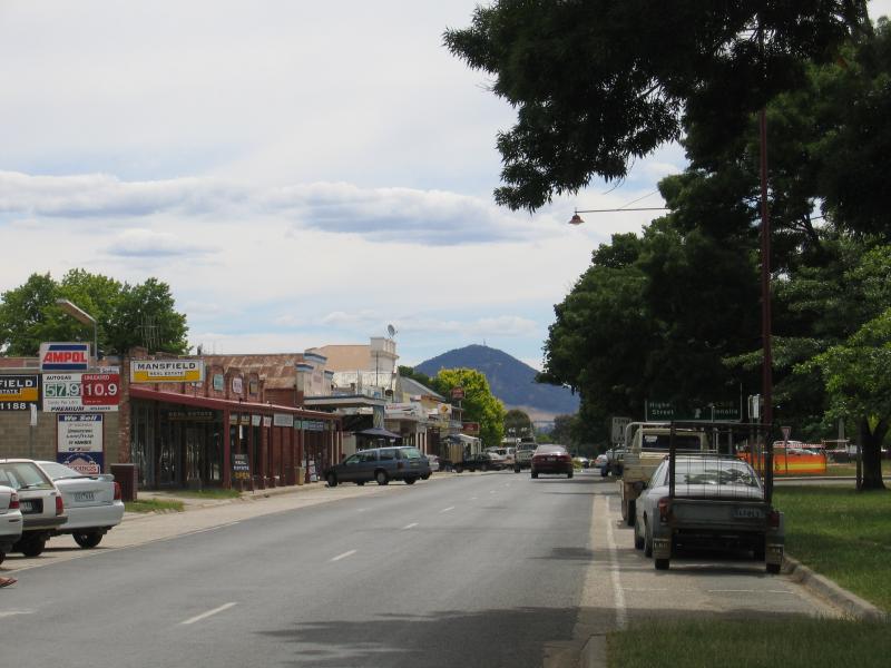 Mansfield - Commercial centre and shops: View west along High St between Collopy St and Highett St