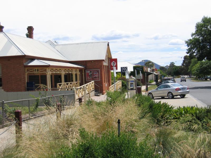 Mansfield - Commercial centre and shops: Post Office, view west along High St between Highett St and Apollo St