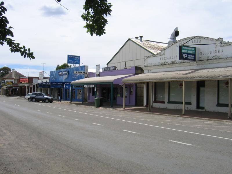 Mansfield - Commercial centre and shops - View west along High St between Highett St and Kitchen St
