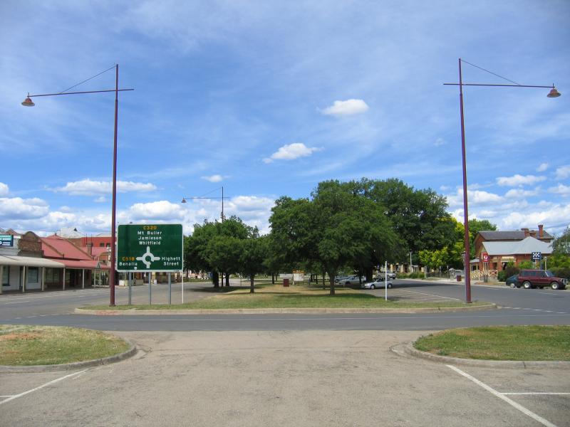 Mansfield - Commercial centre and shops: View east High St between Highett St and Kitchen St