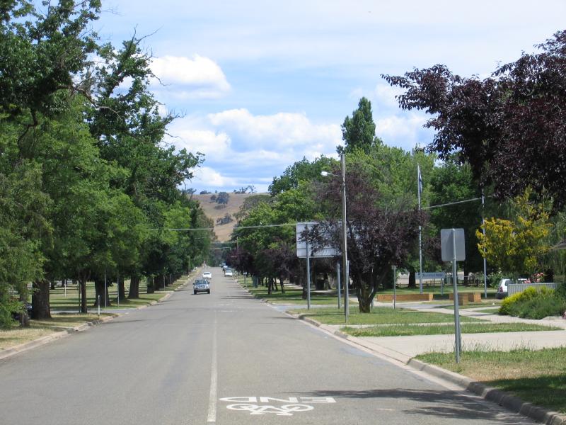 Mansfield - Commercial centre and shops: View south along Highett St at High St