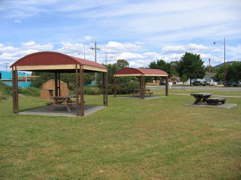 Mansfield - Visitor Information Centre, High Street: BBQ and picnic areas at information centre