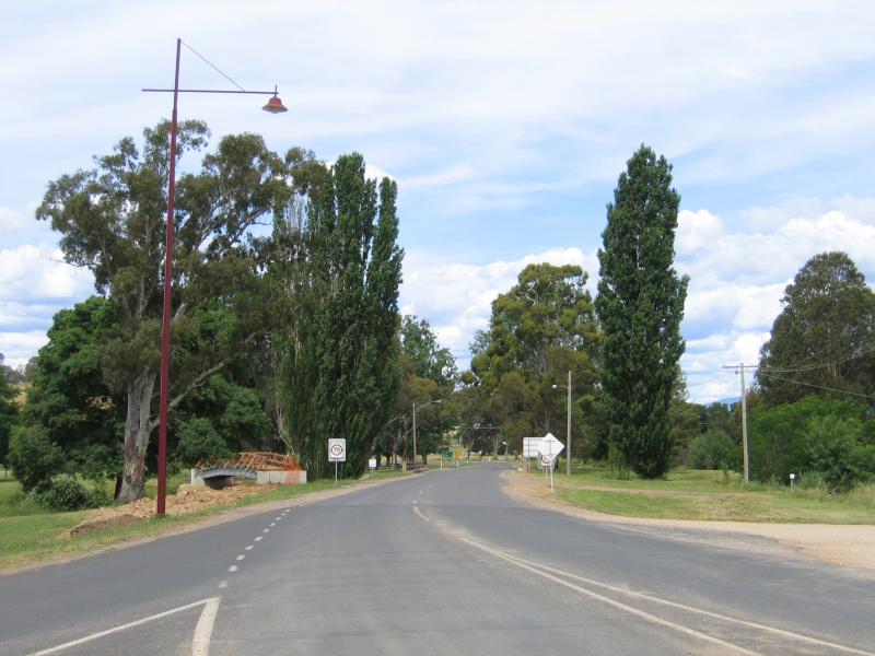Mansfield - Botanic Park, High Street: View east along High St towards entrance to Botanic Park
