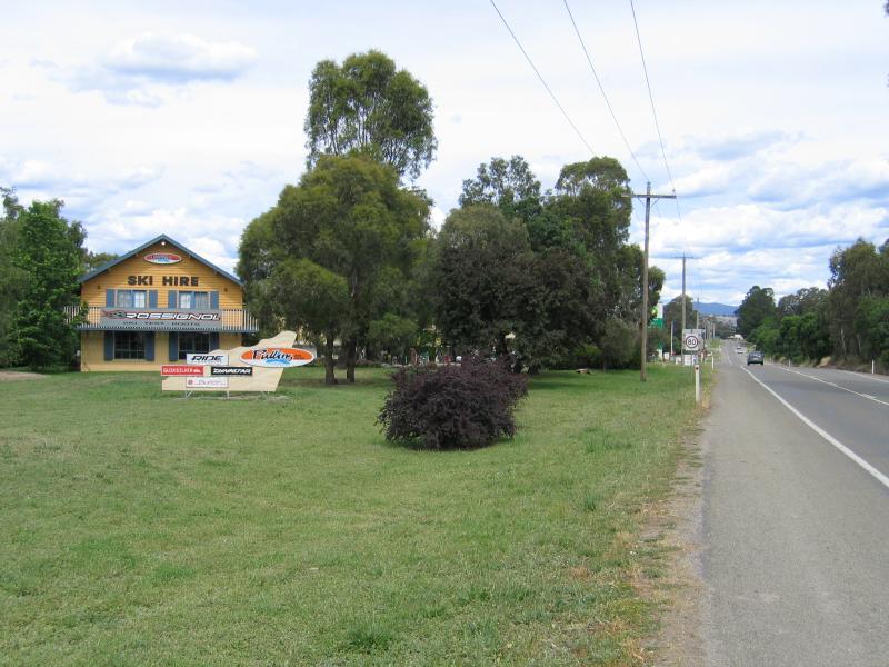 Mansfield - Around Mansfield and outskirts: View south-east along Mansfield Main Rd at Rose St