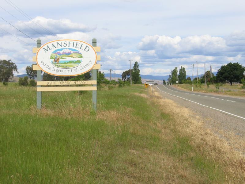 Mansfield - Around Mansfield and outskirts: Welcome to Mansfield sign, view east along Maroondah Highway towards Kidston Pde