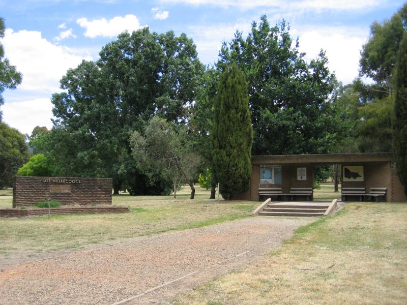 Mansfield - Lake Nillahcootie, Midland Highway, 25 km north of Mansfield - Picnic area