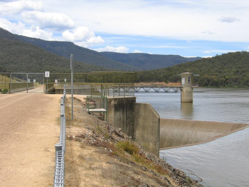 Mansfield - Lake Nillahcootie, Midland Highway, 25 km north of Mansfield: Dam wall