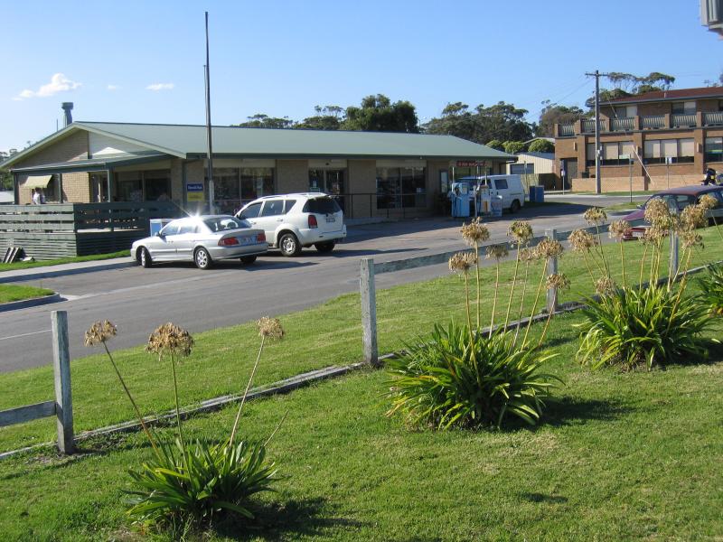 Marlo - Shops and commercial centre: View north-east along Argyle Pde towards General Store and post office at Old Marlo Rd