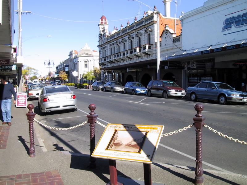 Maryborough - Commercial centre and shops - View south-west along High St between Nolan St and Tuaggra St