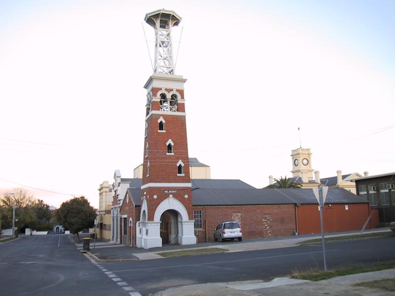 Maryborough - Around town: Art Gallery, view south-east along Neill St at Wellington St