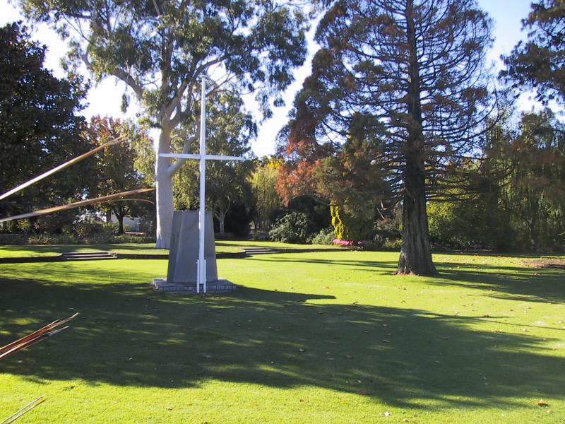 Maryborough - Phillips Gardens: Memorial cross