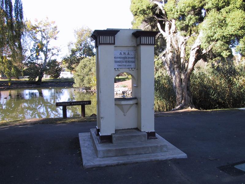 Maryborough - Phillips Gardens: Founders Memorial and lake