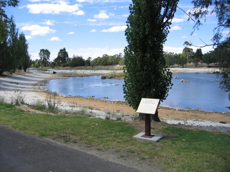 Maryborough - Princes Park, Lake Victoria: View along Lake Victoria (low water level)