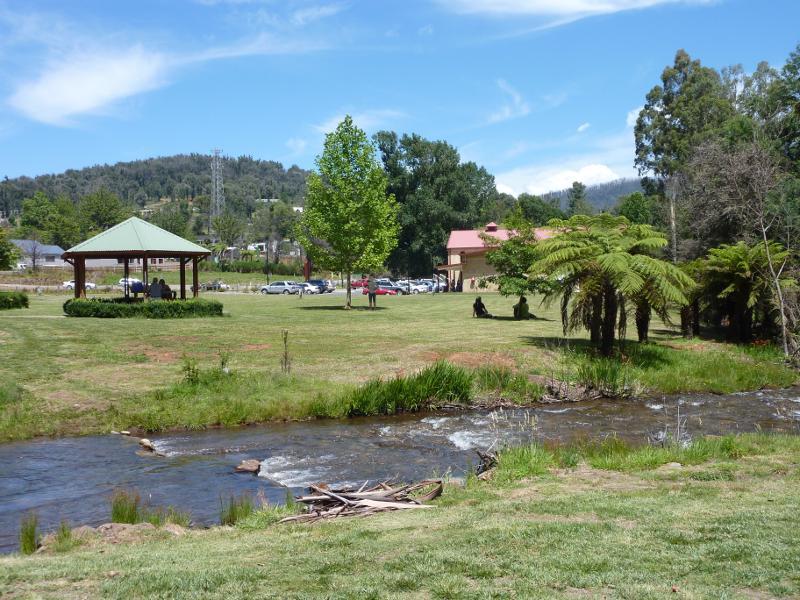 Marysville - Park along Darwin Street at Steavenson River: View west across Steavenson River towards rotunda and Marysville Central