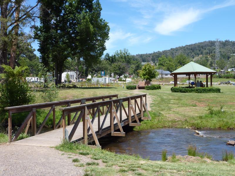 Marysville - Park along Darwin Street at Steavenson River: Footbridge across Steavenson River