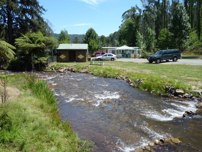 Marysville - Park along Darwin Street at Steavenson River: View along Steavenson River towards caravan park