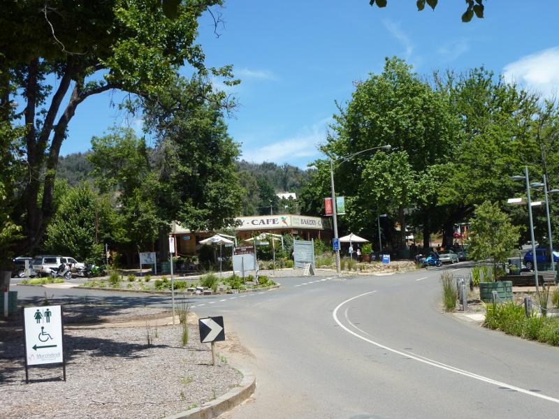 Marysville - Murchison Street: View west along Murchison St towards Pack Rd