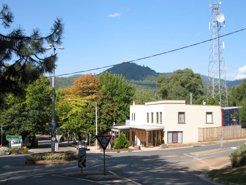 Marysville - (before the fires) Shops and commercial centre, Murchison Street: View east along Murchison St towards Lyell St