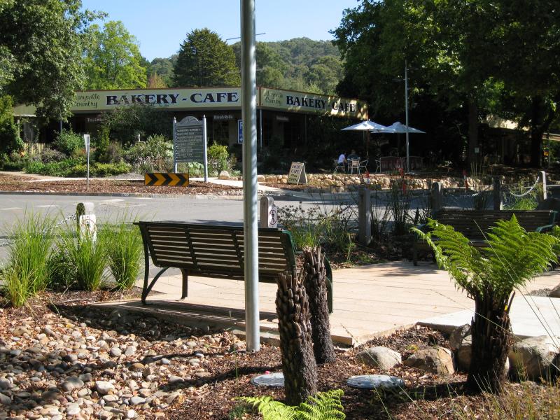 Marysville - (before the fires) Shops and commercial centre, Murchison Street: View south across Murchison St at Pack Rd towards bakery