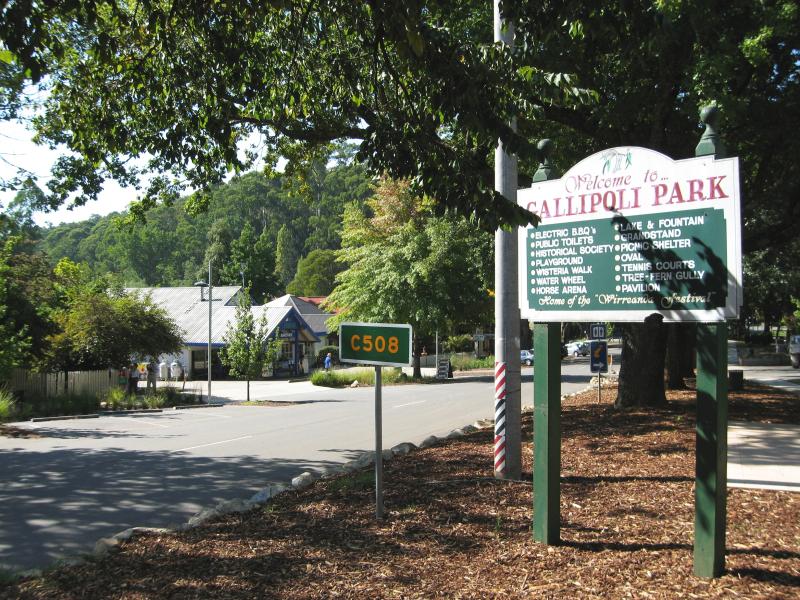 Marysville - (before the fires) Shops and commercial centre, Murchison Street: View north-east along Murchison St at Gallipoli Park